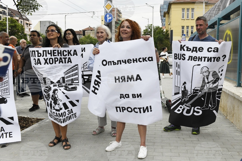 Улица ,,Опълченска" - протест - ремонт