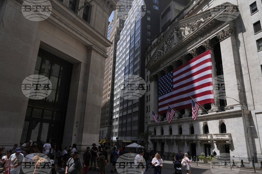 С ръстове започна търговията на Уолстрийт, като индексите S&P 500 и Nasdaq са напът към нови рекорди в началото на сесията
