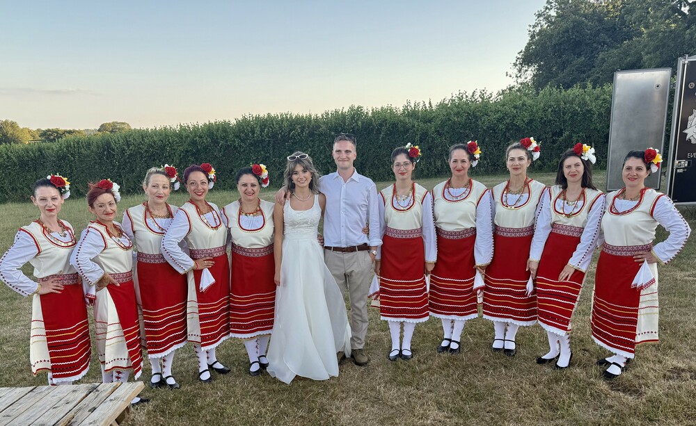 Фолклорна танцова формация „Българи“ в Устър представи български фолклор по време на българо-английска сватба