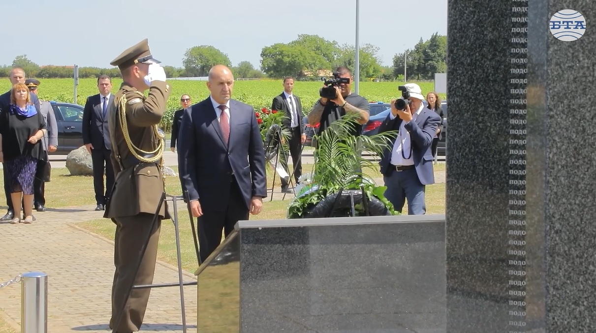 Президентът Радев отдаде почит пред български офицери и войници, загинали в заключителната фаза на Втората световна война Президентът Радев отдаде почит пред български офицери и войници, загинали в заключителната фаза на Втората световна война
