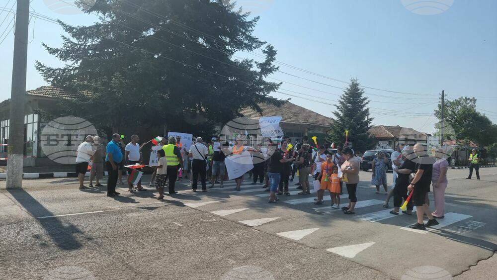 Жители на селата Хитово, Алцек и Воднянци блокираха за кратко движението по пътя Добрич - Силистра заради системната липса на вода
