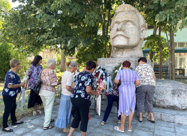 В луковитското село Дерманци с тържествено поклонение почетоха рождението на войводата Христо Чернопеев