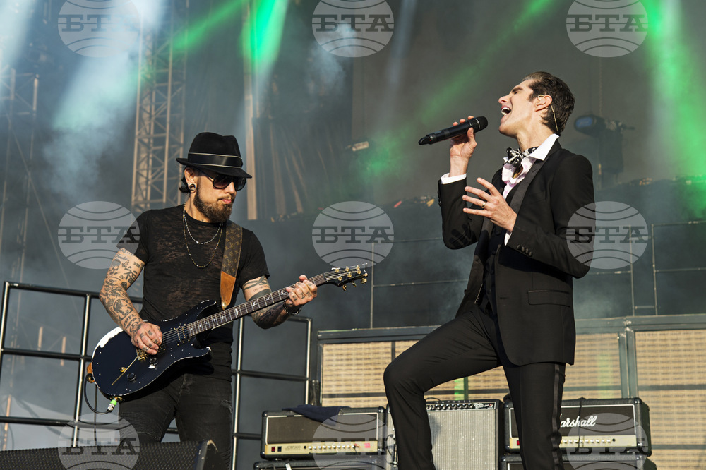 Членовете на групата Jane's Addiction се съдят помежду си заради сбиване на сцената, довело до отмяна на турнето