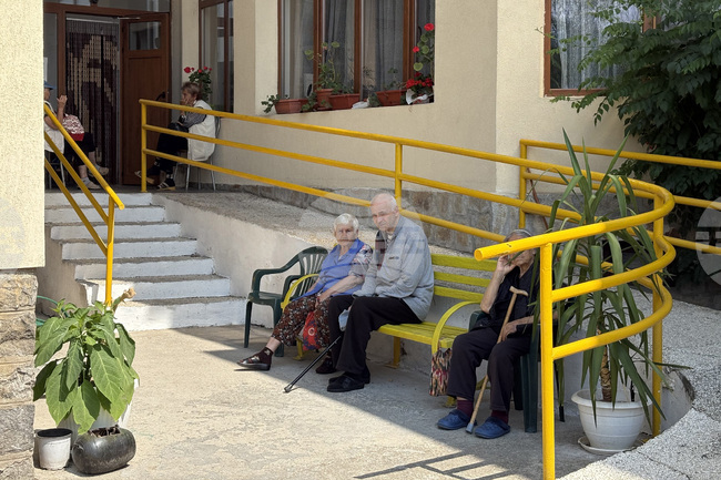 Експерти от НОИ отговаряха на въпроси за превалутирането в четири дома за възрастни хора в София