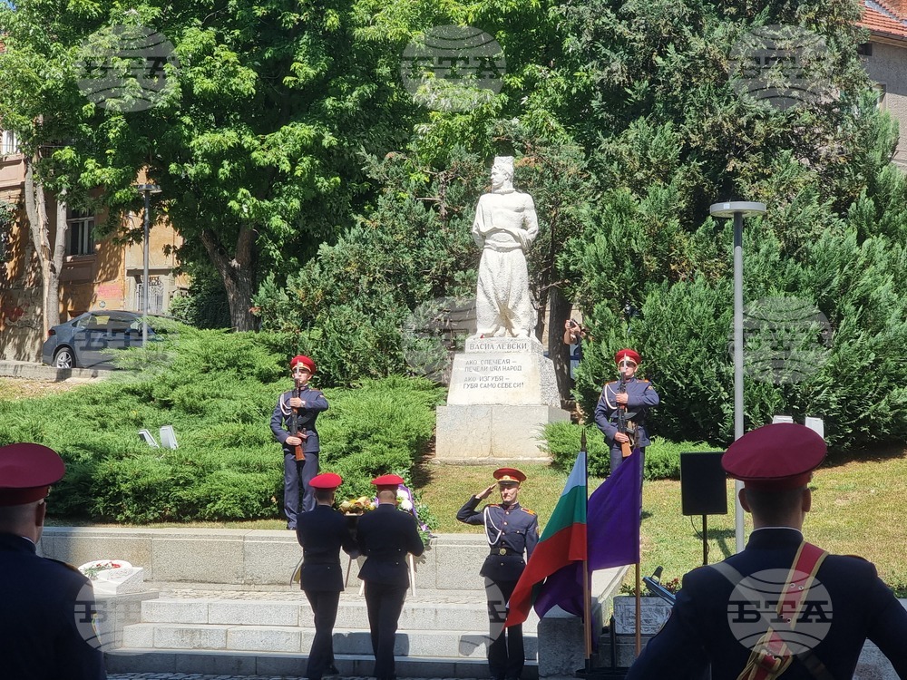С военен ритуал във Велико Търново бяха чествани 188 години от рождението на Васил Левски