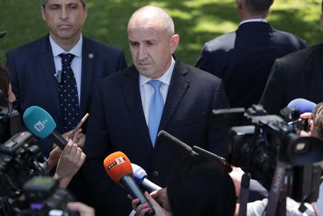 Румен Радев: Демокрацията е фасадна, правителството е декор на дуото Пеевски – Борисов, а правосъдието избирателно