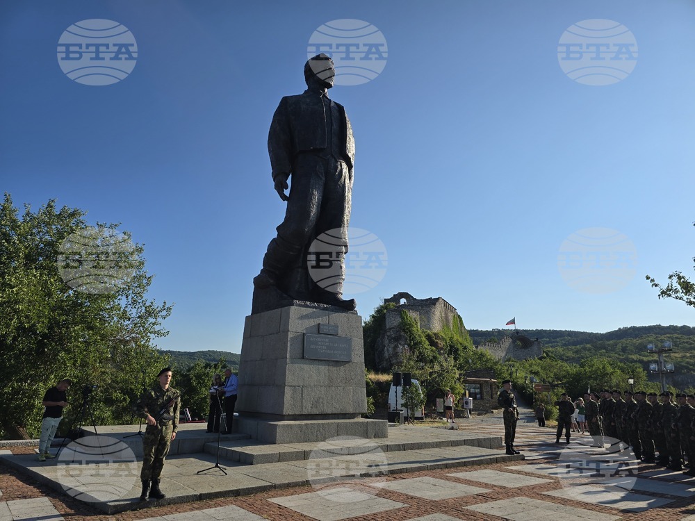 С възпоменателна церемония пред паметника на Левски в Ловеч бяха отбелязани 188 години от рождението на Апостола