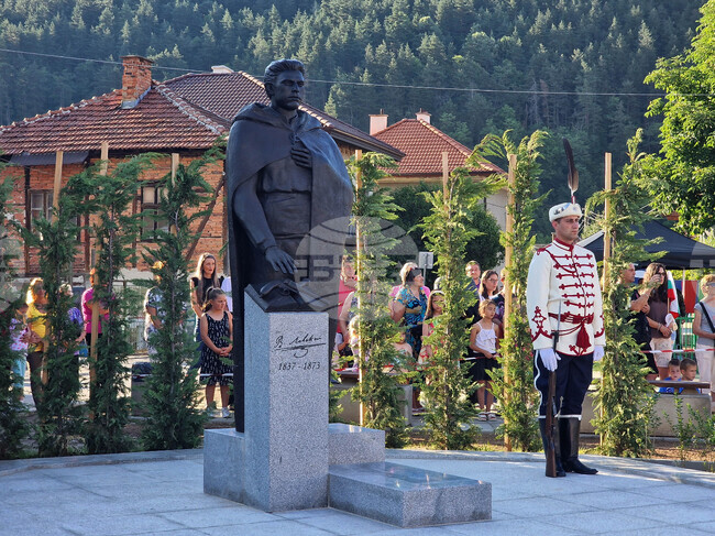 Няма по-свят начин да почетем Апостола от това днес да открием негов паметник в сърцето на Етрополе, каза кметът Владимир Александров