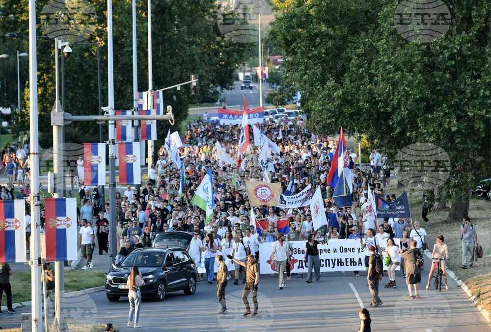 Студенти и граждани блокираха моста "Газела" в Белград, една жена припадна