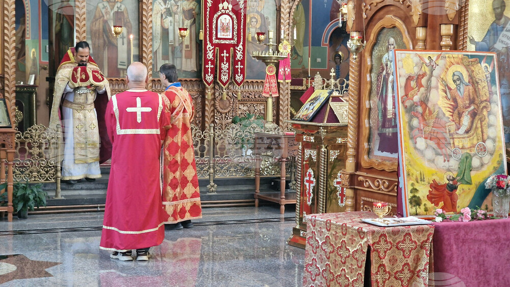 Отец Иван говори за свети пророк Илия в проповедта си в храма "Свети Три Светители" в Шумен