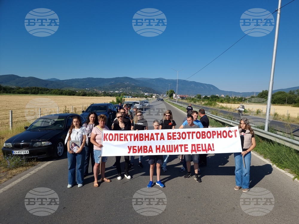 Протест в памет на Андреа, която загина в катастрофа с коне, затвори пътя Кюстендил – София