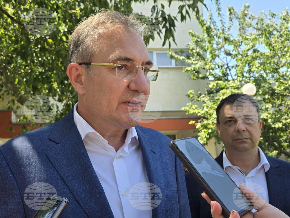 В момента се правят 81 ремонта на домове за стари хора в страната, каза Борислав Гуцанов в Силистра