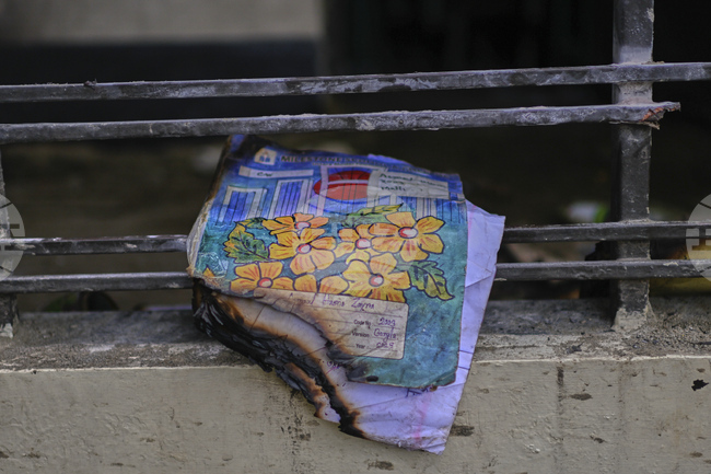 Студенти протестират на мястото на катастрофата на учебен самолет на бангладешките ВВС; броят на жертвите достигна 31