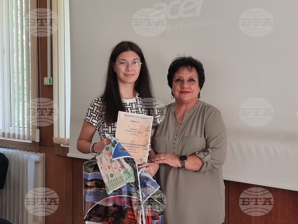 В Белене наградиха деца, отличени в два творчески конкурса, организирани от Общинския съвет