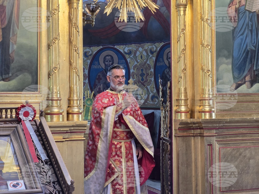 Ловеч - храм „Света Троица” - служба