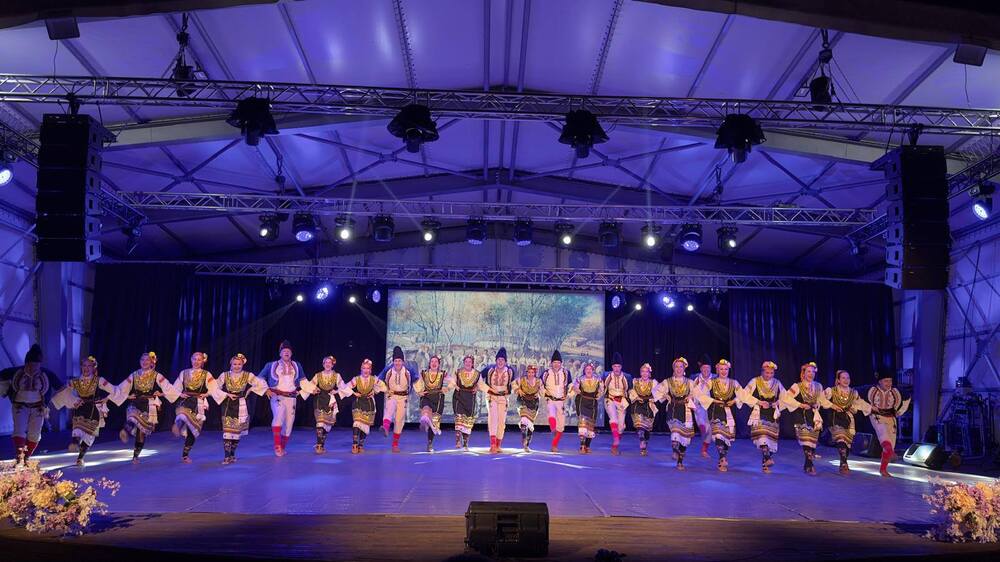 Фолклорен ансамбъл „Лазарка“ в Мюнхен участва в първия фестивал на българските фолклорни състави от чужбина, състоял се във Велико Търново