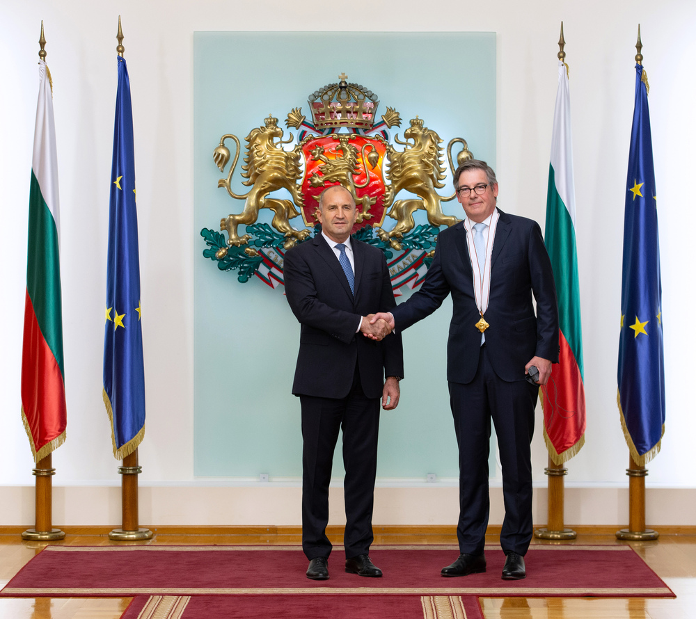 Президентът удостои посланика на Кралство Нидерландия у нас Симон ван дер Бург с орден „Мадарски конник“ първа степен