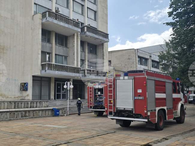 Пожарникари реагираха на сигнал за дим в една от залите на Регионалната библиотека “Дора Габе” в Добрич