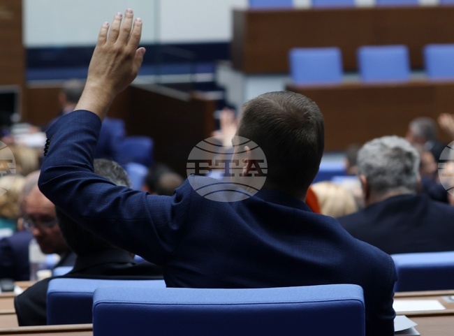 Депутатите от "Продължаваме промяната-Демократична България" поискаха от председателстващия заседанието Цончо Ганев да провери кворума