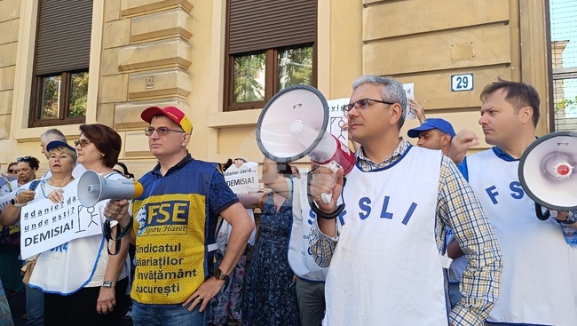 Мащабен митинг с участието на 30 000 души готвят синдикатите от образованието в Румъния за първия учебен ден на 8 септември