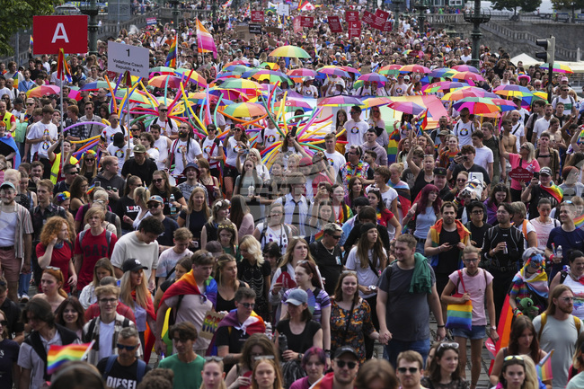 Прайд в Прага събра десетки хиляди хора, искащи равни права за сексуалните малцинства