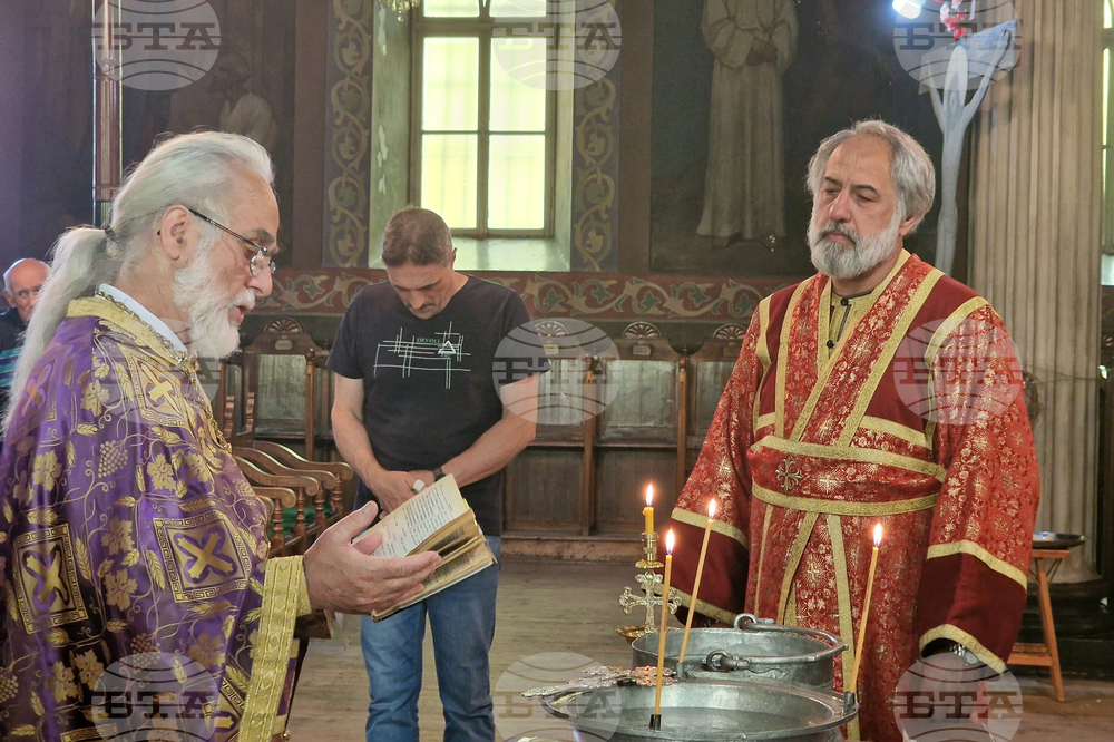 Разград - храм „Свети Николай Мирликийски Чудотворец” - неделно богослужение