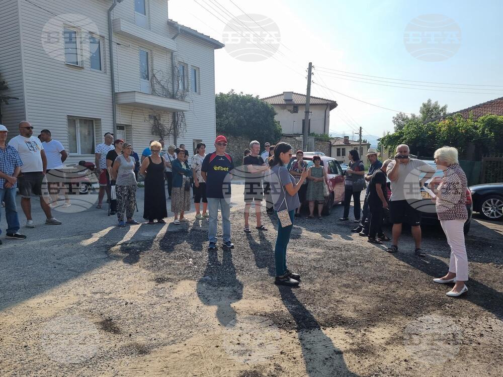 Жители на с. Бураново, община Кочериново, се събраха днес на протест срещу свещеника в селото, който сложил катинар на обновения от тях храм