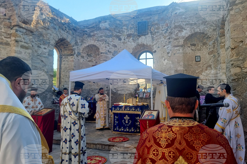 Село Запалня - митрополит Киприан - Потопената църква - литургия