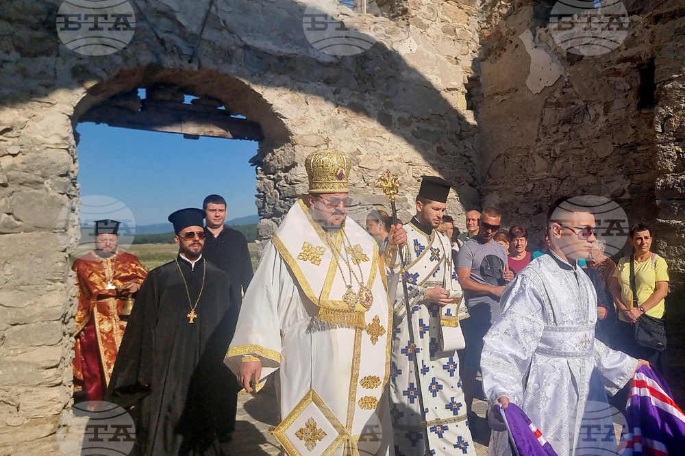 Село Запалня - митрополит Киприан - Потопената църква - литургия