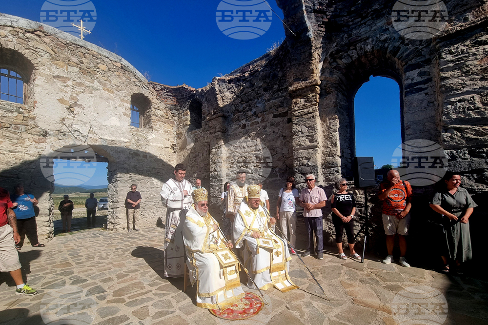 Село Запалня - митрополит Киприан - Потопената църква - литургия