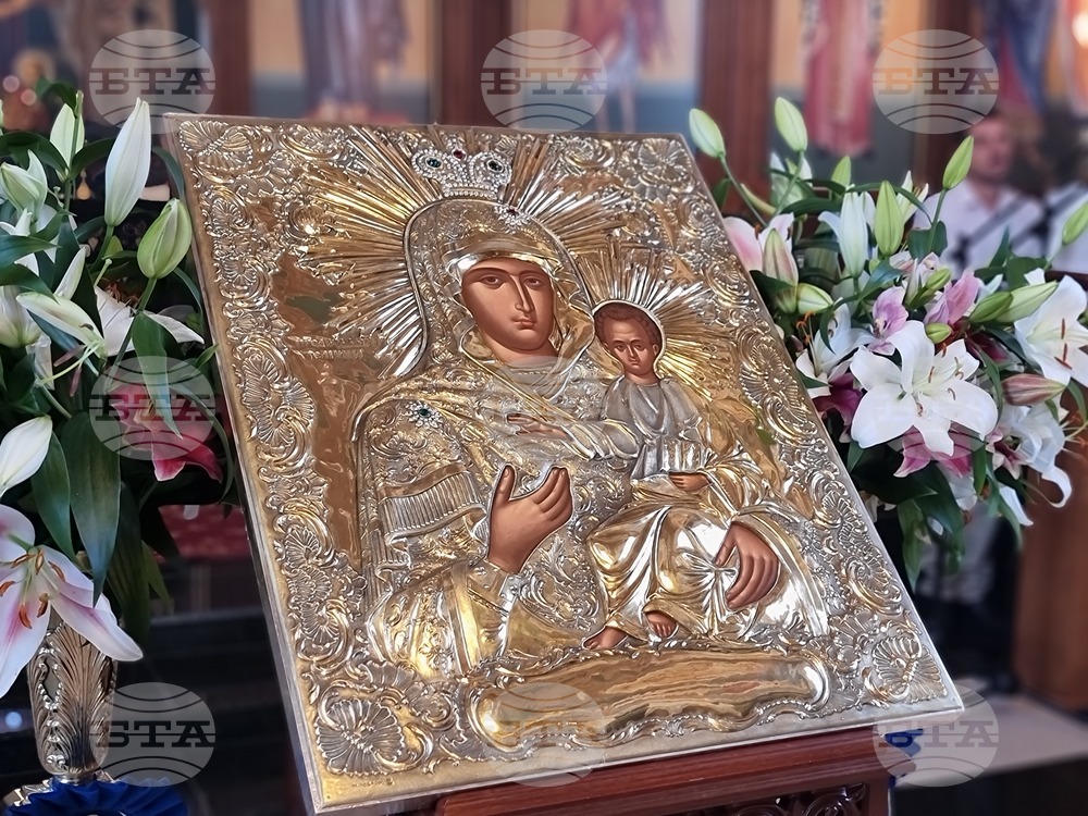 Миряни изпълниха ямболския храм „Успение на Пресвета Богородица“ за поклонение пред чудотворна икона и архиерейска вечерня с молебен канон