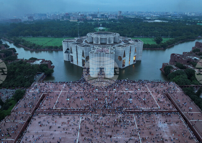 Хиляди граждани на Бангладеш отбелязват първата годишнина от свалянето на министър-председателката Шейх Хасина Вазед