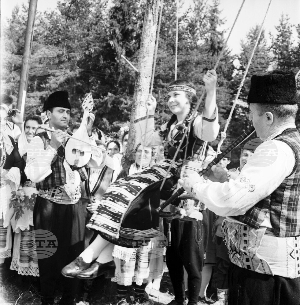 Националният събор на народното творчество в Копривщица от 1965 г. представя културното многообразие на България