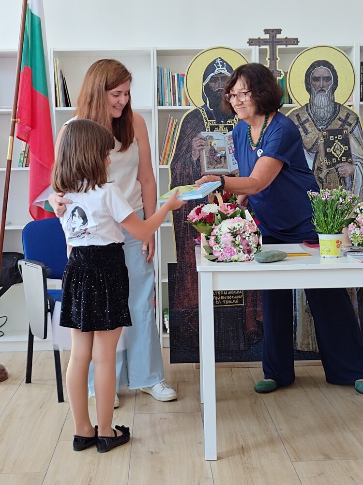 Училище „Дора Габе“ в Краков, Полша, сподели снимки от завършването на началните си класове
