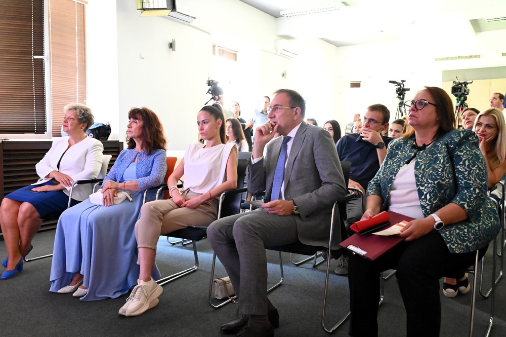 Министър Гуцанов: Над 1200 са сигналите за деца в риск, заедно трябва да ги защитим