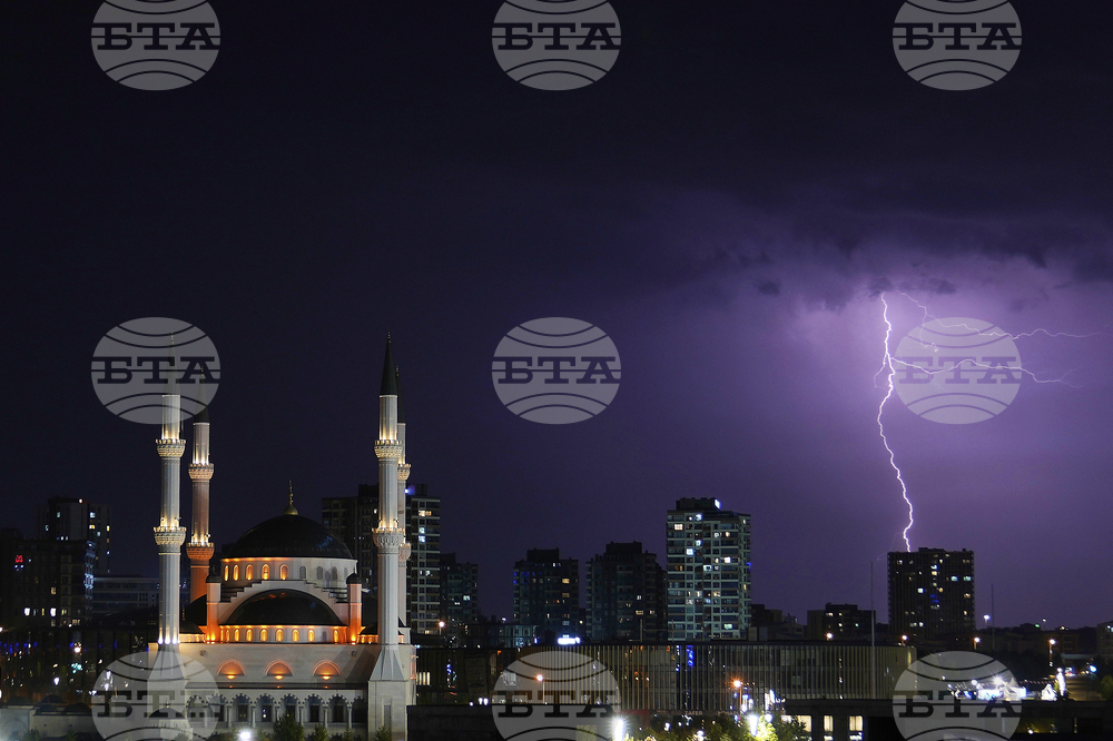 Проливни дъждове и гръмотевични бури обхванаха Западна Турция тази нощ, наводнявайки улици и усложнявайки придвижването