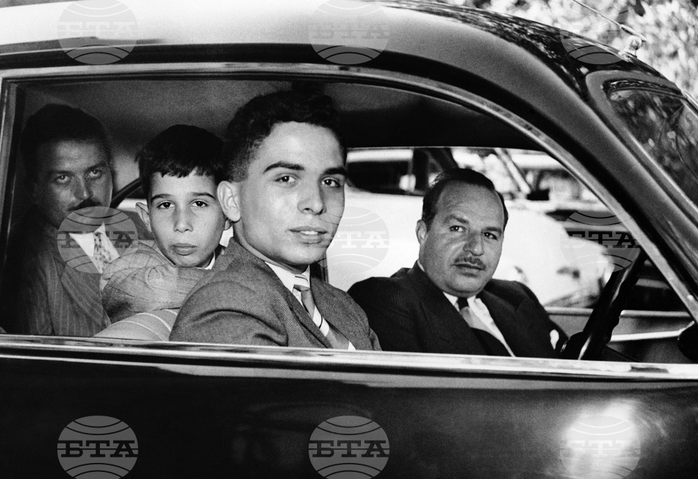 На 11 август 1952 г. принц Хюсеин се възкачва на престола на Йордания след абдикацията на баща му крал Талал