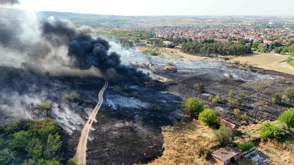 Пожар застраши болницата, спортния комплекс и вилната зона на Харманли