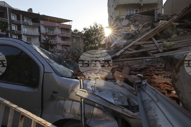 Вътрешният министър на Турция: Три сгради и един магазин са разрушени, няма жертви