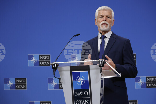 Китай прекъсна всякакви връзки с чешкия президент след негова среща с Далай Лама