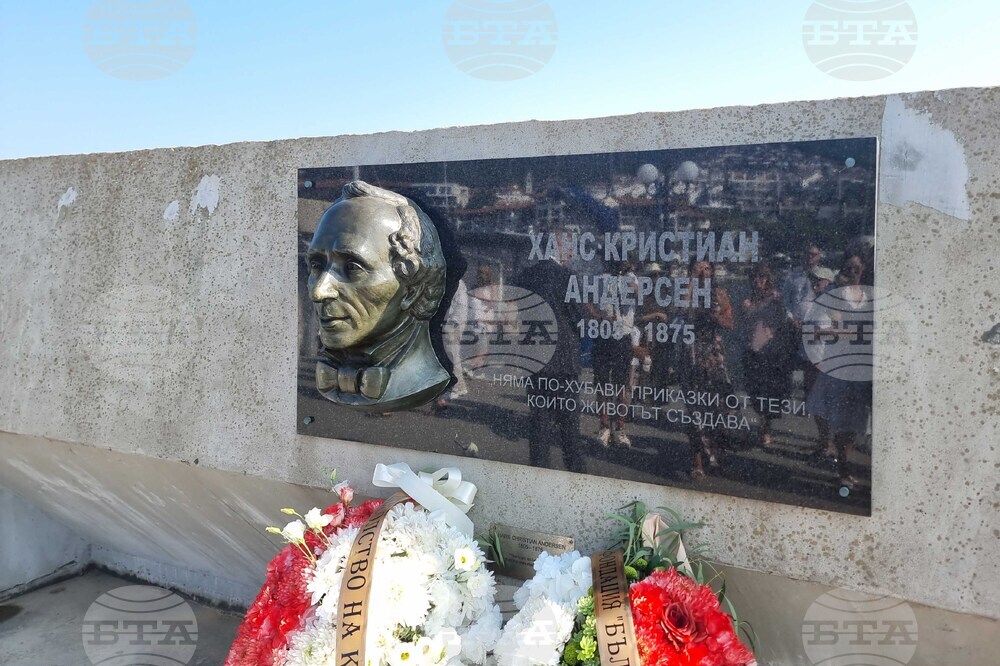 Първият паметник на Ханс Кристиан Андерсен в България бе открит в Свети Влас