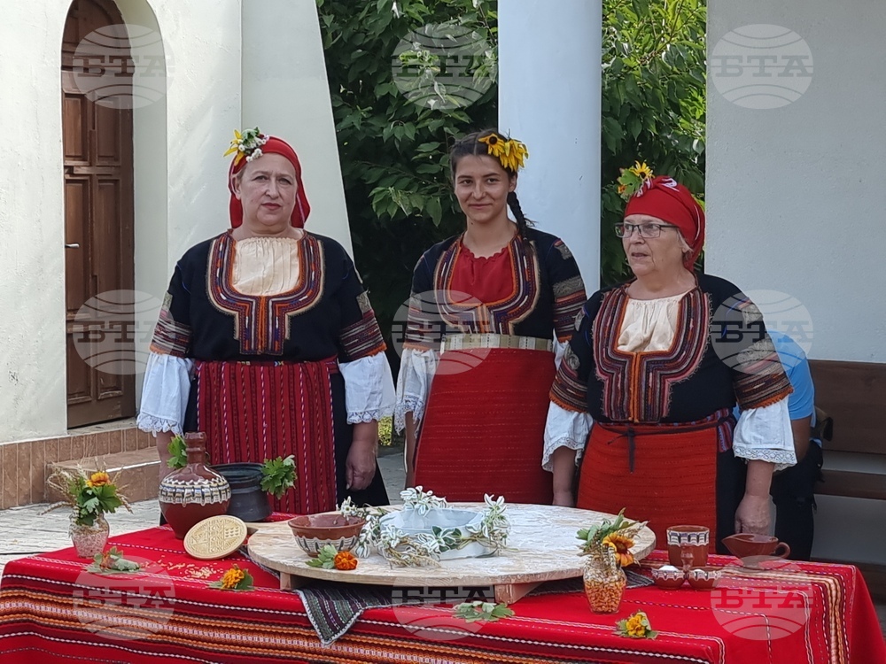Кюстендил - ритуално замесване на богородичен хляб - празник