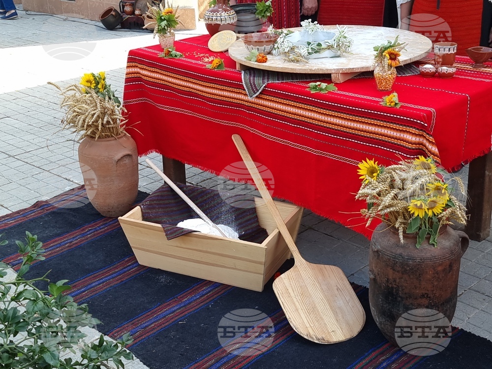 Кюстендил - ритуално замесване на богородичен хляб - празник