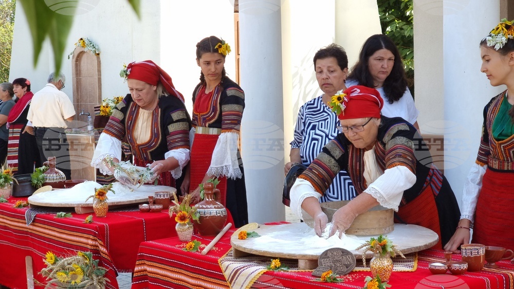 Кюстендил - ритуално замесване на богородичен хляб - празник