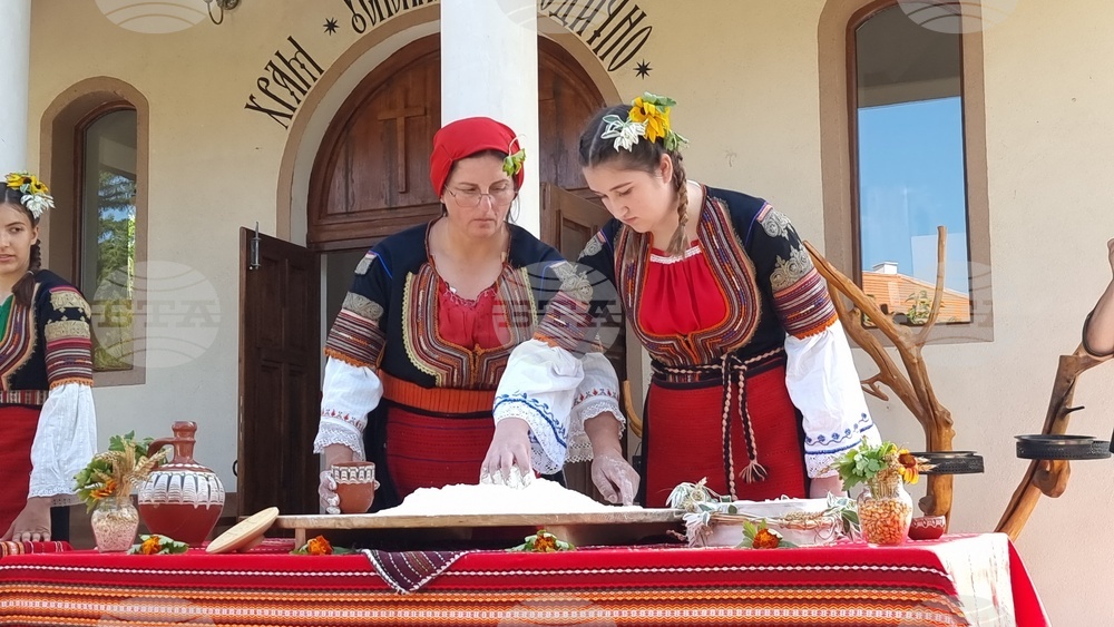 Кюстендил - ритуално замесване на богородичен хляб - празник
