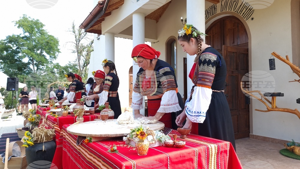 Кюстендил - ритуално замесване на богородичен хляб - празник