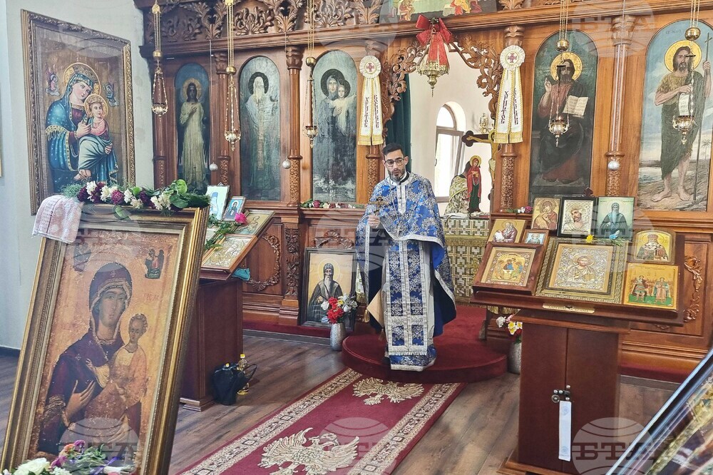 Света Богородица е застъпница пред Бога за целия православен народ, каза отец Петър в храм "Св. Климент Охридски" в Добрич
