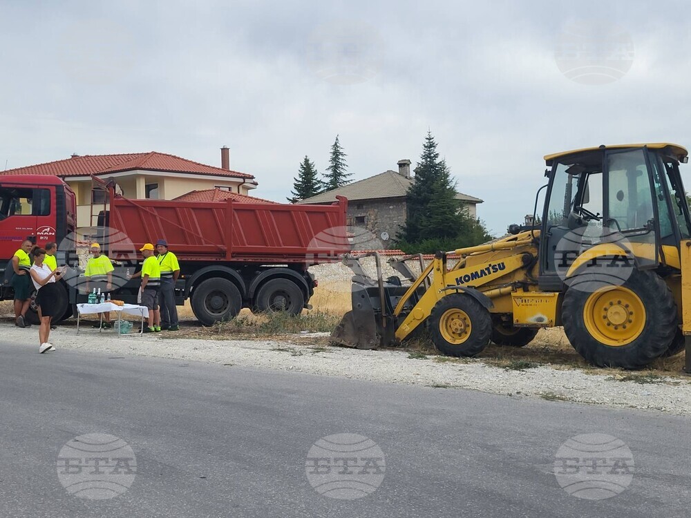 В село Белащица започна ремонт на околовръстния обходен път за село Гълъбово и хижа "Здравец"