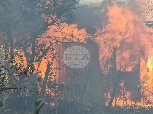 Доброволци от Камено преминаха обучение за действия при аварии и разливи край нефтената рафинерия