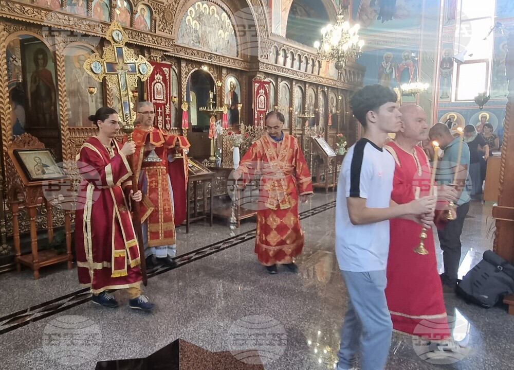 Шумен - храм „Свети Три Светители“ - неделна служба